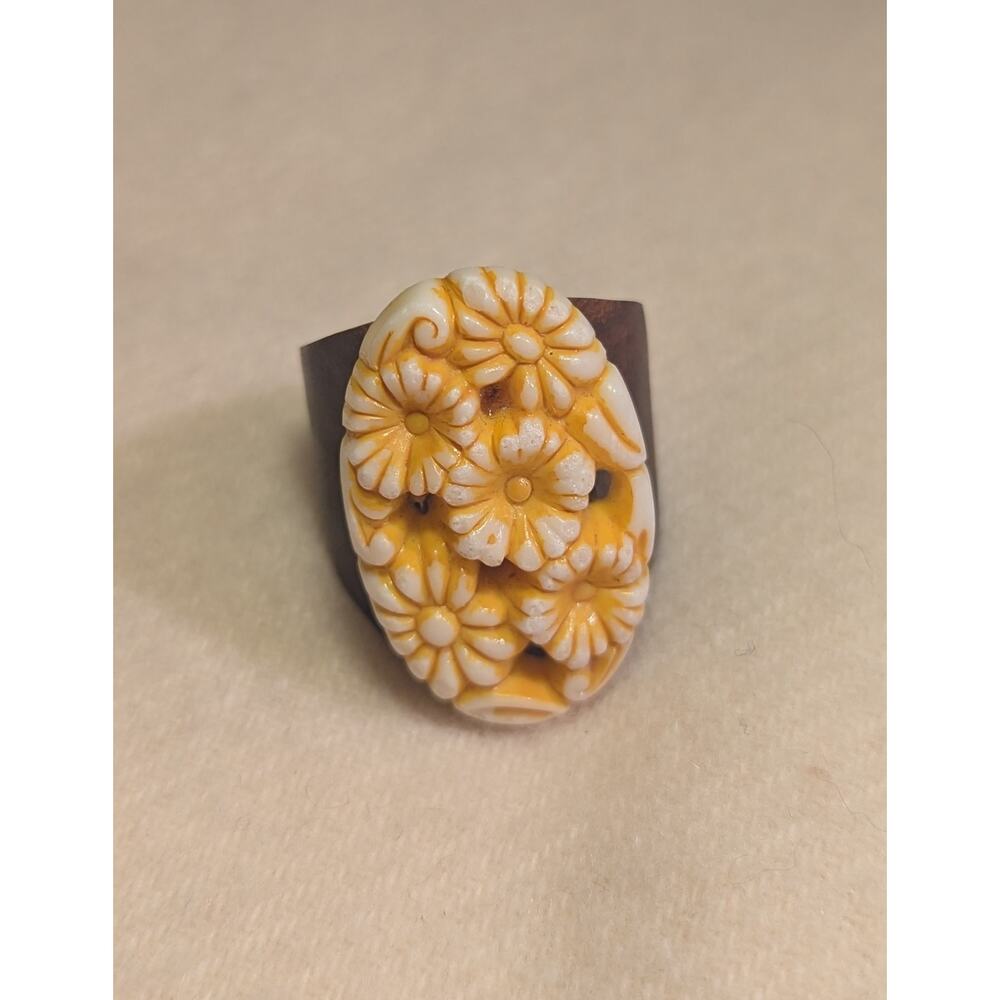Vtg. Button Ring on Wood, size 9.5, one of a kind - Picture 2 of 5